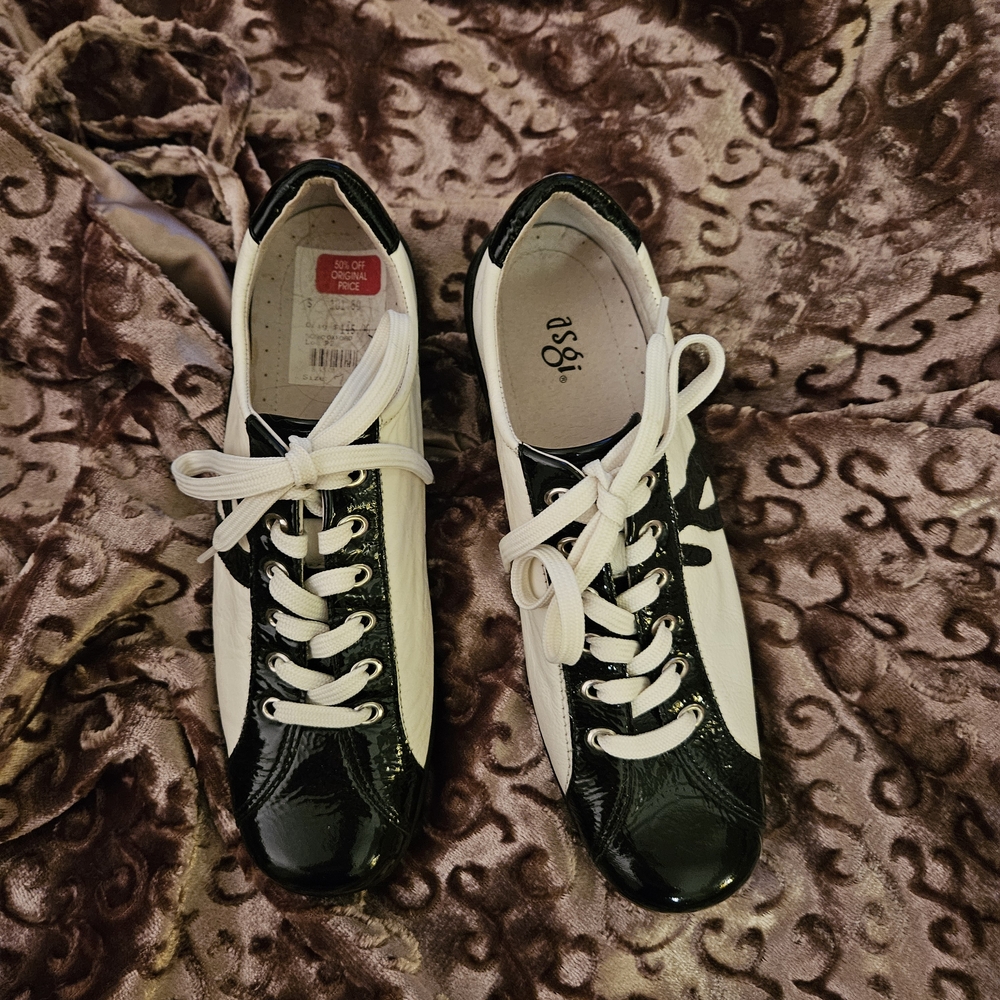 ASGI Women's Black and White Athletic Shoes